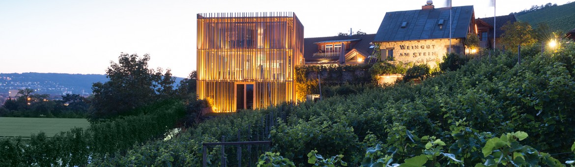 Architekturfotografie Fotograf Studio Oberfranken Außenansicht Weingut am Stein in Würzburg mit Blick auf Vinothek und Weinberg. Feigfotodesign