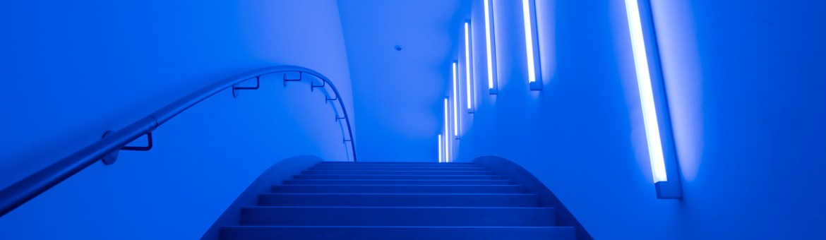 Architekturfotografie Fotograf Studio Oberfranken Verbindungsbrücke von innen in blauem LED-Licht, Gebäude Zuckerhut. Feigfotodesign
