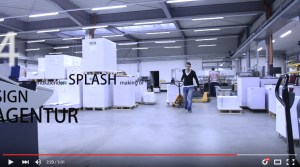 Screenshot von YouTube Video zeigt Making Of in Druckerei. Feigefotodesign