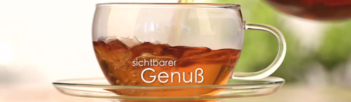 Teetasse aus Glas auf Untersetzer wird mit Tee gefüllt, Screenshot YouTube. Feigefotodesign