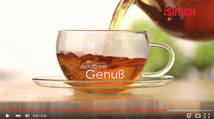 Teetasse aus Glas auf Untersetzer wird mit Tee gefüllt, Screenshot YouTube. Feigefotodesign