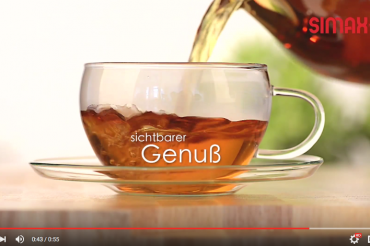 Teetasse aus Glas auf Untersetzer wird mit Tee gefüllt, Screenshot YouTube. Feigefotodesign