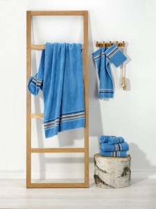 Werbefotografie Produktfotografie blaue Handtuchserie der Serie Bergen by Feiler Chenille in Badezimmer. Feigefotodesign