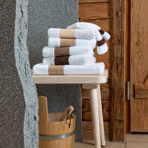Handtücher der Serie Exclusiv by Feiler Frottier und Chenille in weiß braun in Sauna. Feigefotodesign