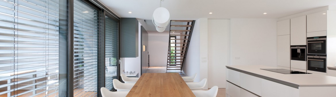 Architekturfotografie Lichtdurchfluteter Essbereich von Architekt Markus Weber. Feigefotodesign