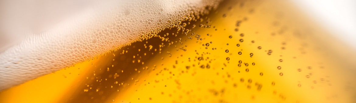 Werbefotografie Studio Oberfranken Close Up von Kohlensäueperlen und Bierschaum eines Pils. Feigefotodesign
