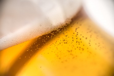 Werbefotografie Studio Oberfranken Close Up von Kohlensäueperlen und Bierschaum eines Pils. Feigefotodesign