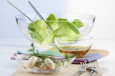 Produktfotografie Werbefotografie Salatschüsseln in drei Größen mit Salat und Dressing Inhalt auf Holzbrett. Feigefotodesign