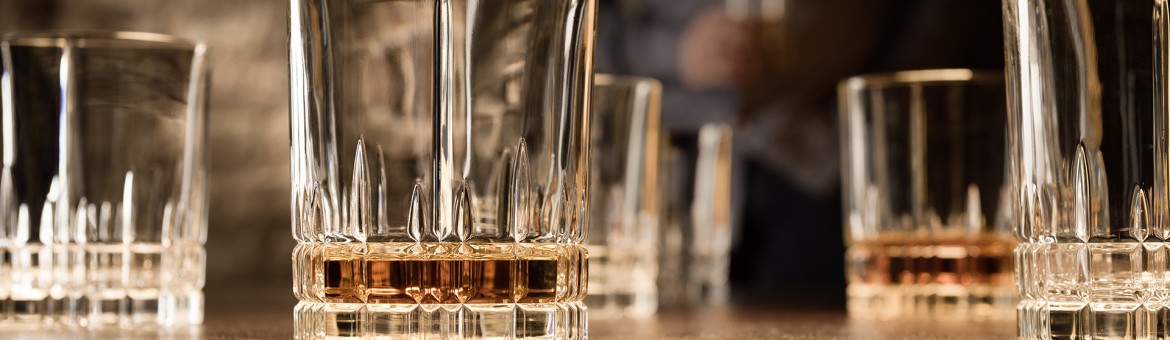 Werbefotografie Fotostudio Oberfranken Teilweise gefüllte Whiskeygläser der Spiegelau Perfect Serve Collection by Stephan Hinz auf Bartresen. Feigefotodesign