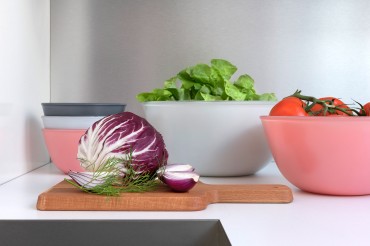 Werbefotografie Studio Oberfranken Große und kleine Schüsseln der Serie Play of Colors mit Salaten und Tomaten. Feigefotodesign