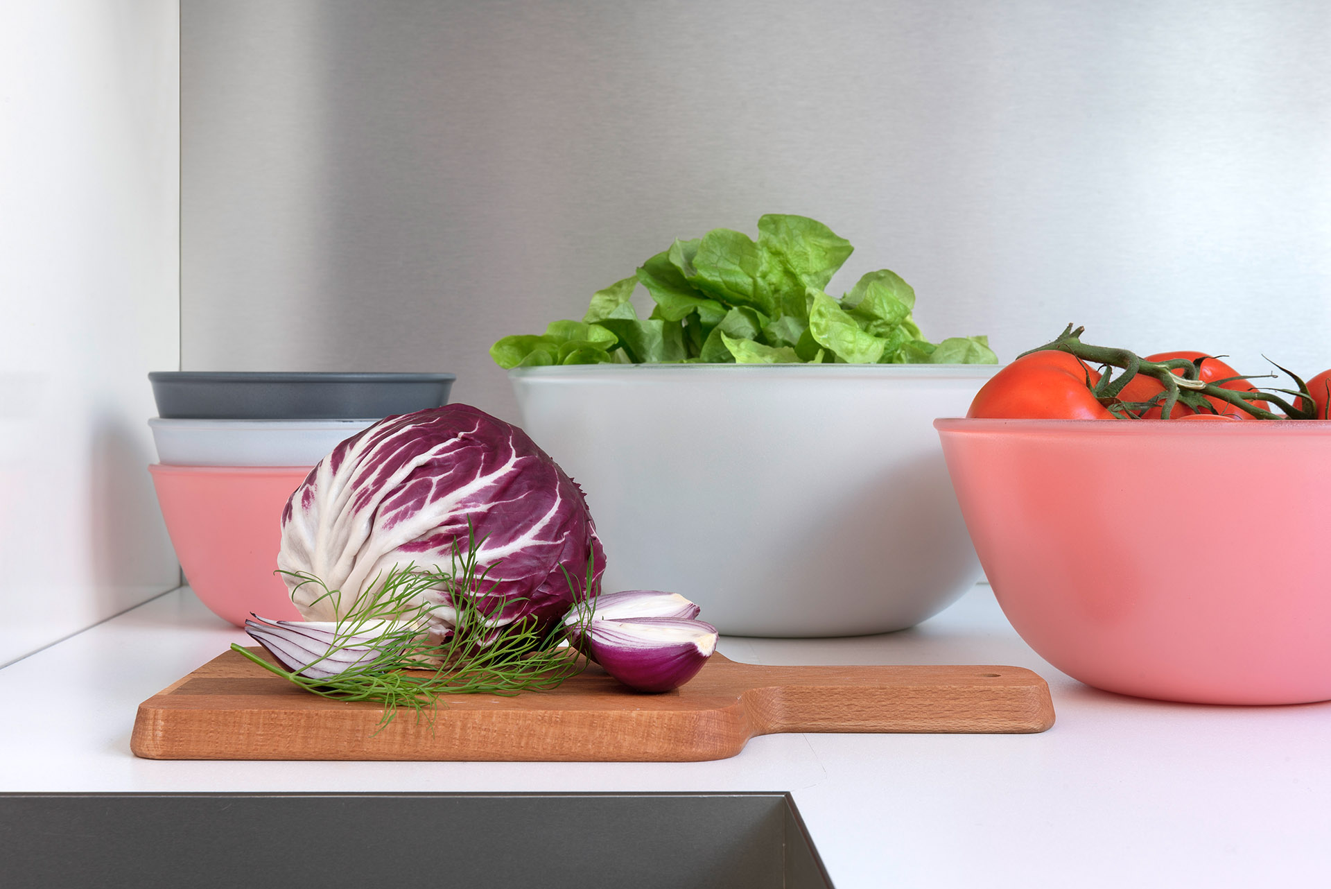 Werbefotografie Studio Oberfranken Große und kleine Schüsseln der Serie Play of Colors mit Salaten und Tomaten. Feigefotodesign