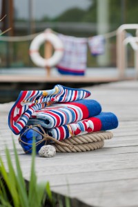 Maritime Handtücher der Serie PORTO von Feiler Chenille auf Schiffstau. Feigefotodesign