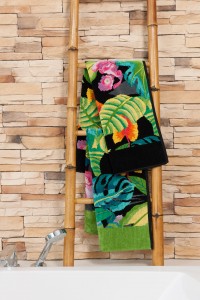 Florale Handtücher der Serie Rainforest by Feiler Chenille auf Bambusleiter. Feigefotodesign