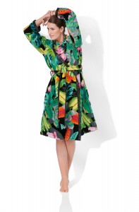 Model mit floralem Bademantel der Serie Rainforest by Feiler Chenille. Feigefotodesign