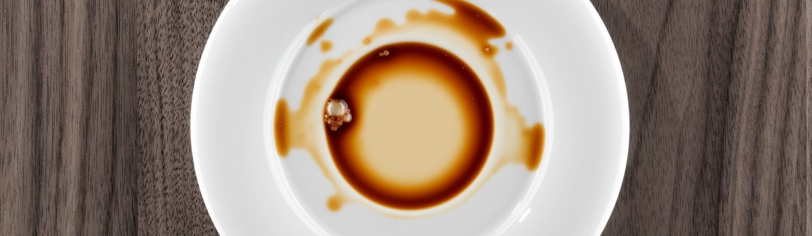 Produktfotografie Werbefotografie FotoStudio Oberfranken mit verschüttetem Kaffee. Feigefotodesign