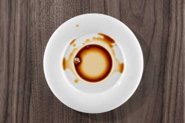 Produktfotografie Werbefotografie FotoStudio Oberfranken mit verschüttetem Kaffee. Feigefotodesign