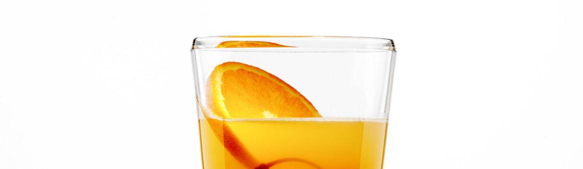 Produktfotografie Werbefotografie FotoStudio Oberfranken Whiskeyglas mit orangefarbenem Getränk und Obst. Feigefotodesign