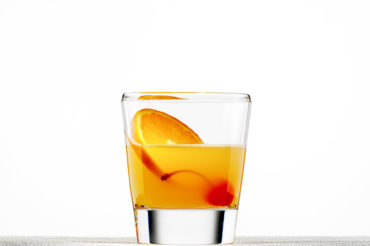 Produktfotografie Werbefotografie FotoStudio Oberfranken Whiskeyglas mit orangefarbenem Getränk und Obst. Feigefotodesign