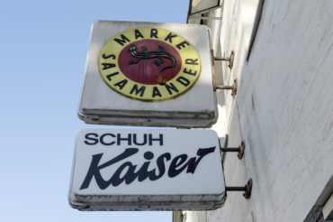 Werbetafeln an Hausfassade von Schuhgeschäft Kuchenreuther in Waldershof. Feigefotodesign