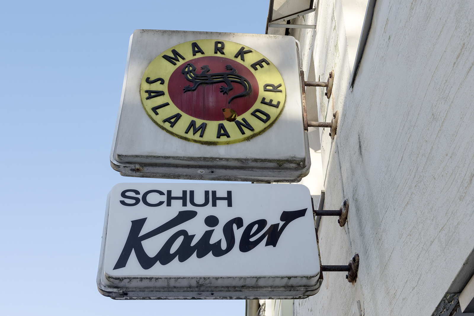 Werbetafeln an Hausfassade von Schuhgeschäft Kuchenreuther in Waldershof. Feigefotodesign