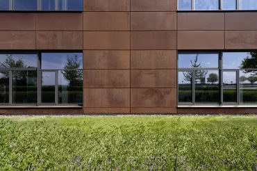 Architekturfotografie Fotograf Studio Oberfranken Close-Up Außenarchitektur Metallinnung Garching München Fassade aus Cartenstahl. Feigefotodesign