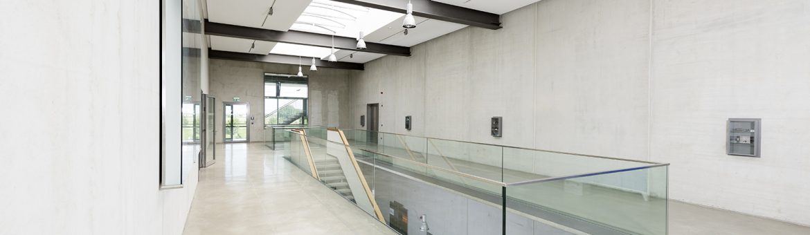 Architekturfotografie Fotograf Studio Oberfranken Innenarchitektur Metallinnung Garching München Obergeschoss mit Treppe. Feigefotodesign