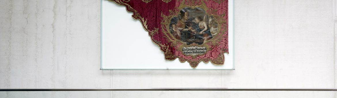 Architekturfotografie Fotograf Studio Oberfranken Historische Innungsfahne an Wand in Gebäude der Metallinnung in Garching München. Feigefotodesign