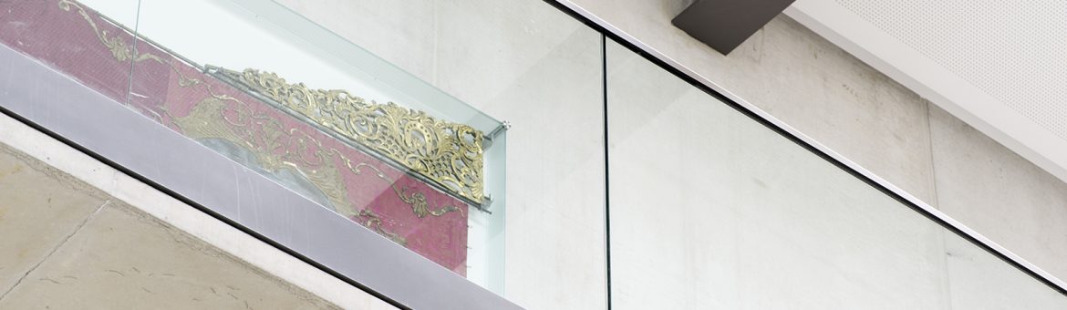 Architekturfotografie Fotograf Studio Oberfranken Nahaufnahme Historische Innungsfahne von unten. Feigefotodesign