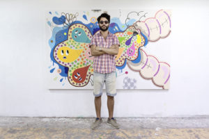 Albert Pinya Steht vor einem seiner Gemälde. Feigefotodesign