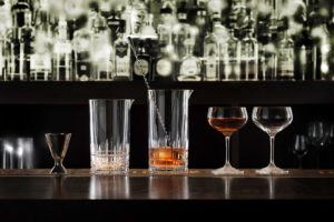 Werbefotografie Studio Oberfranken Cocktailgläser und Jigger aus Perfect Serve Collection by Stephan Hinz auf Bartresen. Feigefotodesign. Produktfotografie.